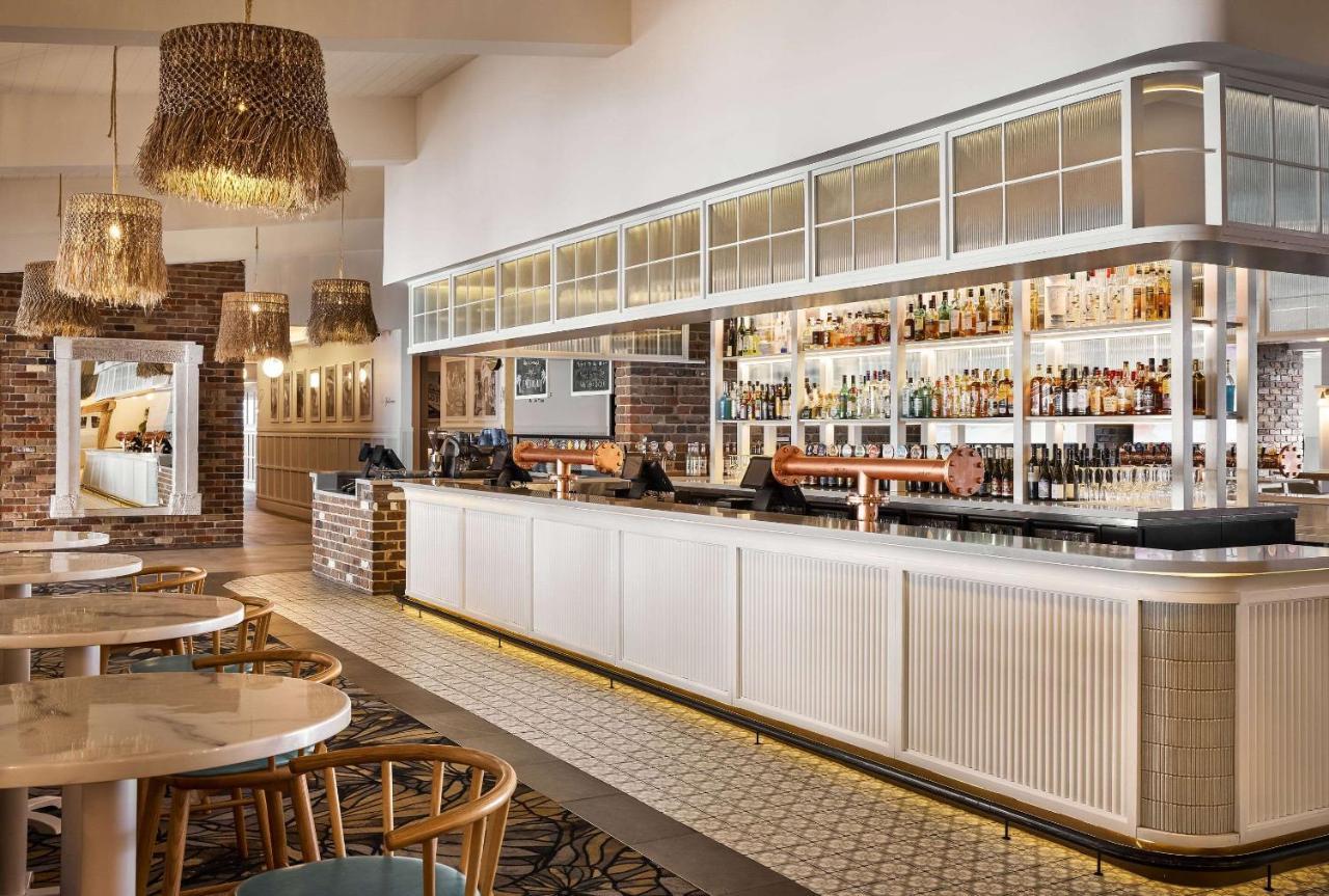 The Beachcomber Hotel & Resort, Ascend Hotel Collection Toukley Luaran gambar The bar at the Riverbank Suite