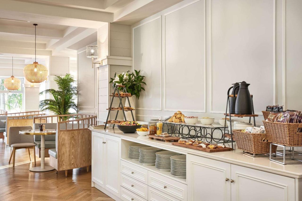 The Beachcomber Hotel & Resort, Ascend Hotel Collection Toukley Luaran gambar The buffet at the hotel