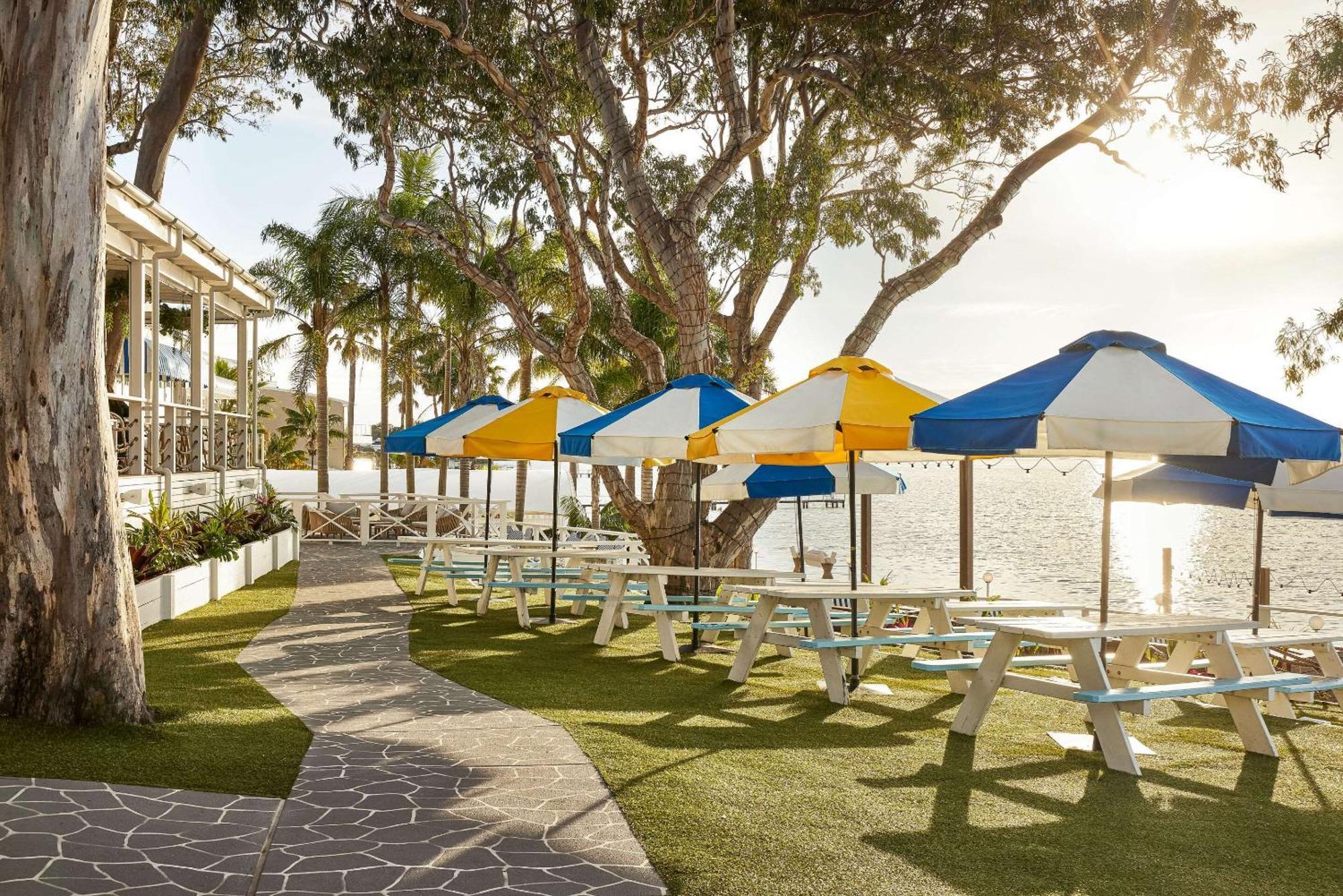 The Beachcomber Hotel & Resort, Ascend Hotel Collection Toukley Luaran gambar The Deck