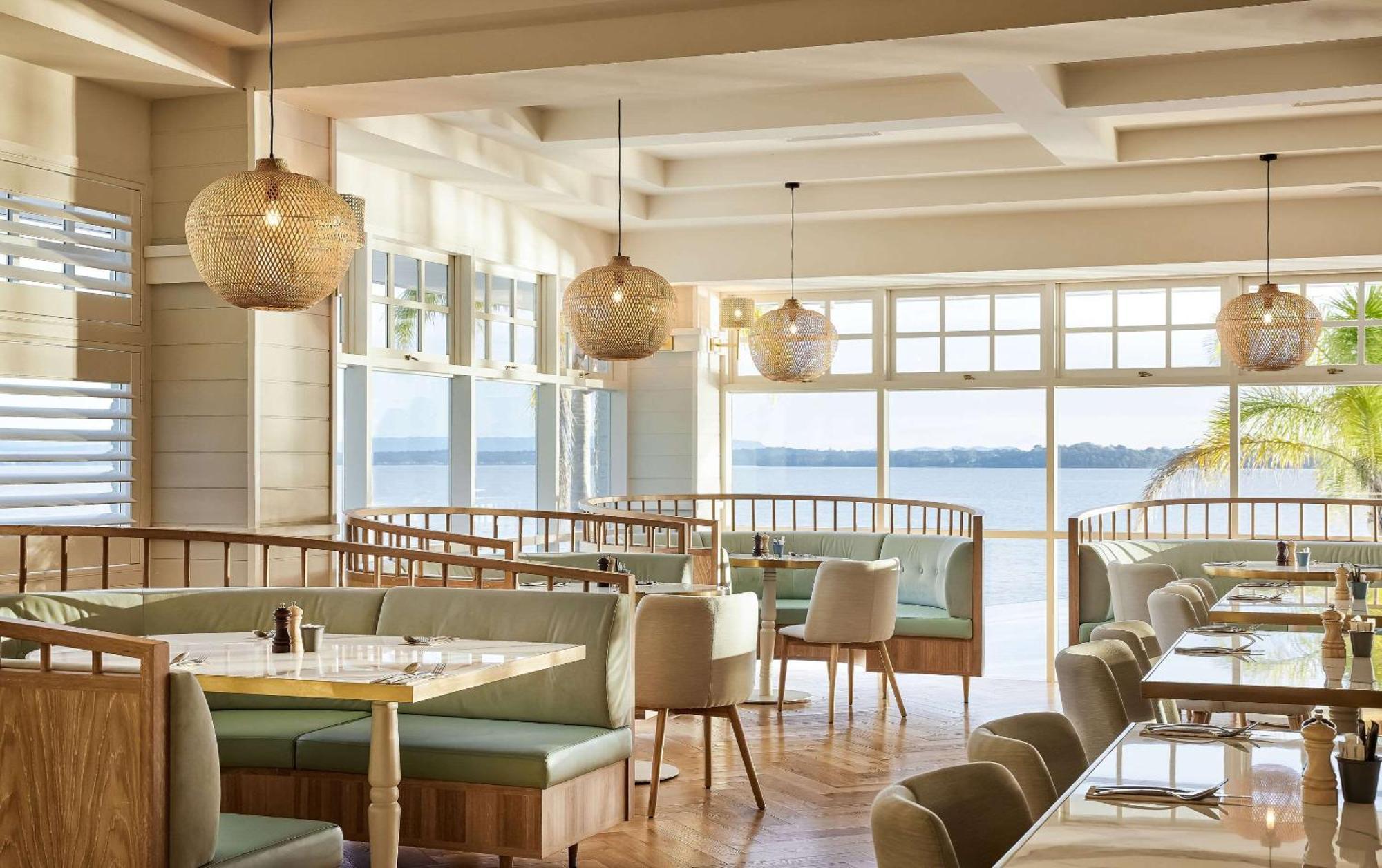 The Beachcomber Hotel & Resort, Ascend Hotel Collection Toukley Luaran gambar The restaurant at the hotel