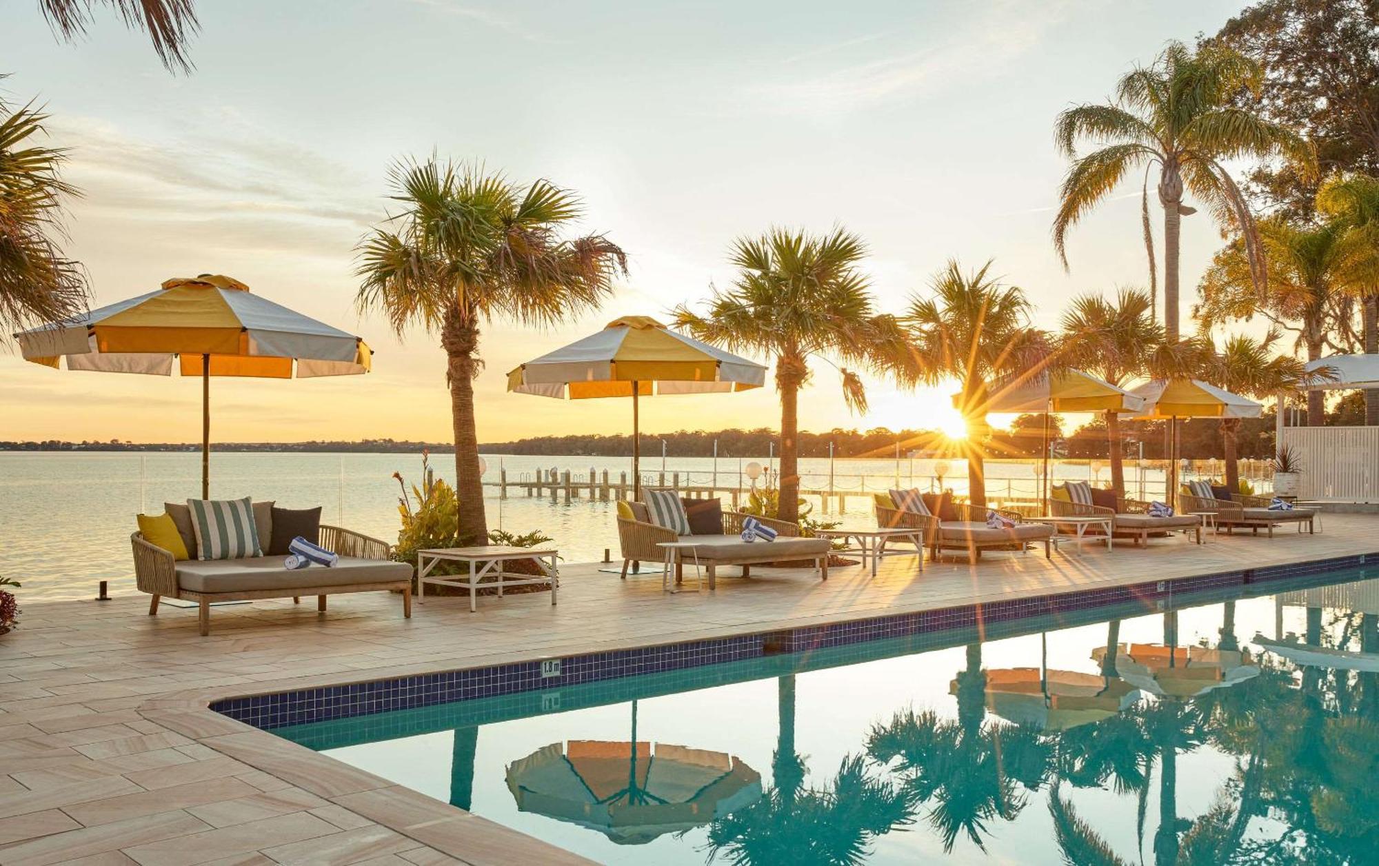 The Beachcomber Hotel & Resort, Ascend Hotel Collection Toukley Luaran gambar Sunset at the pool at the Marker Key West Hotel