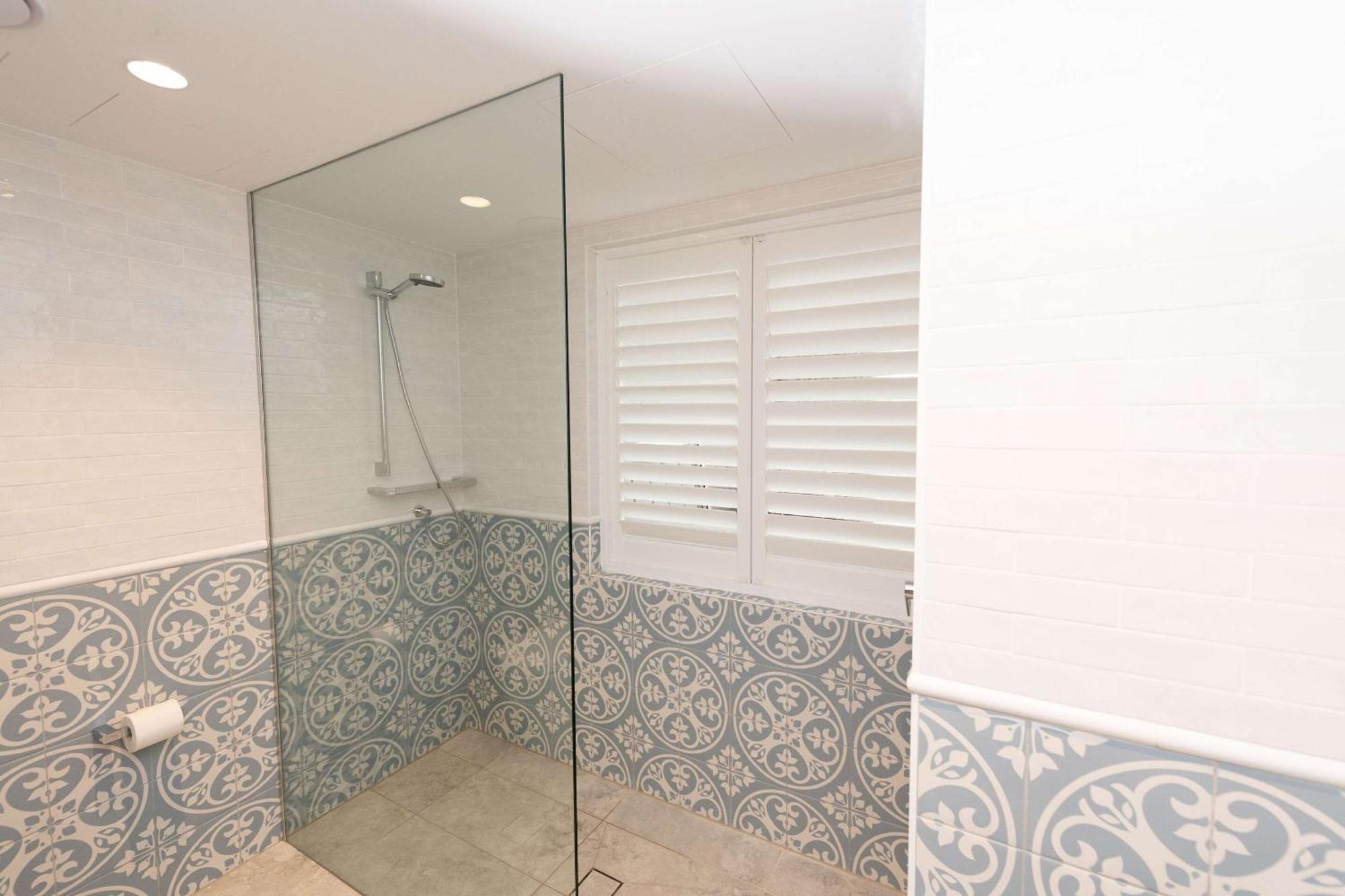 The Beachcomber Hotel & Resort, Ascend Hotel Collection Toukley Luaran gambar Bathroom shutters
