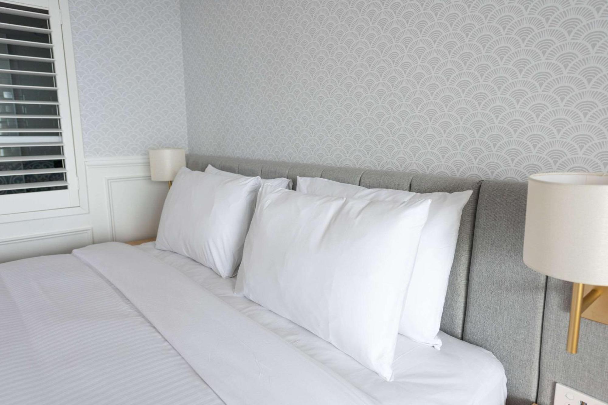 The Beachcomber Hotel & Resort, Ascend Hotel Collection Toukley Luaran gambar Pillows on a bed