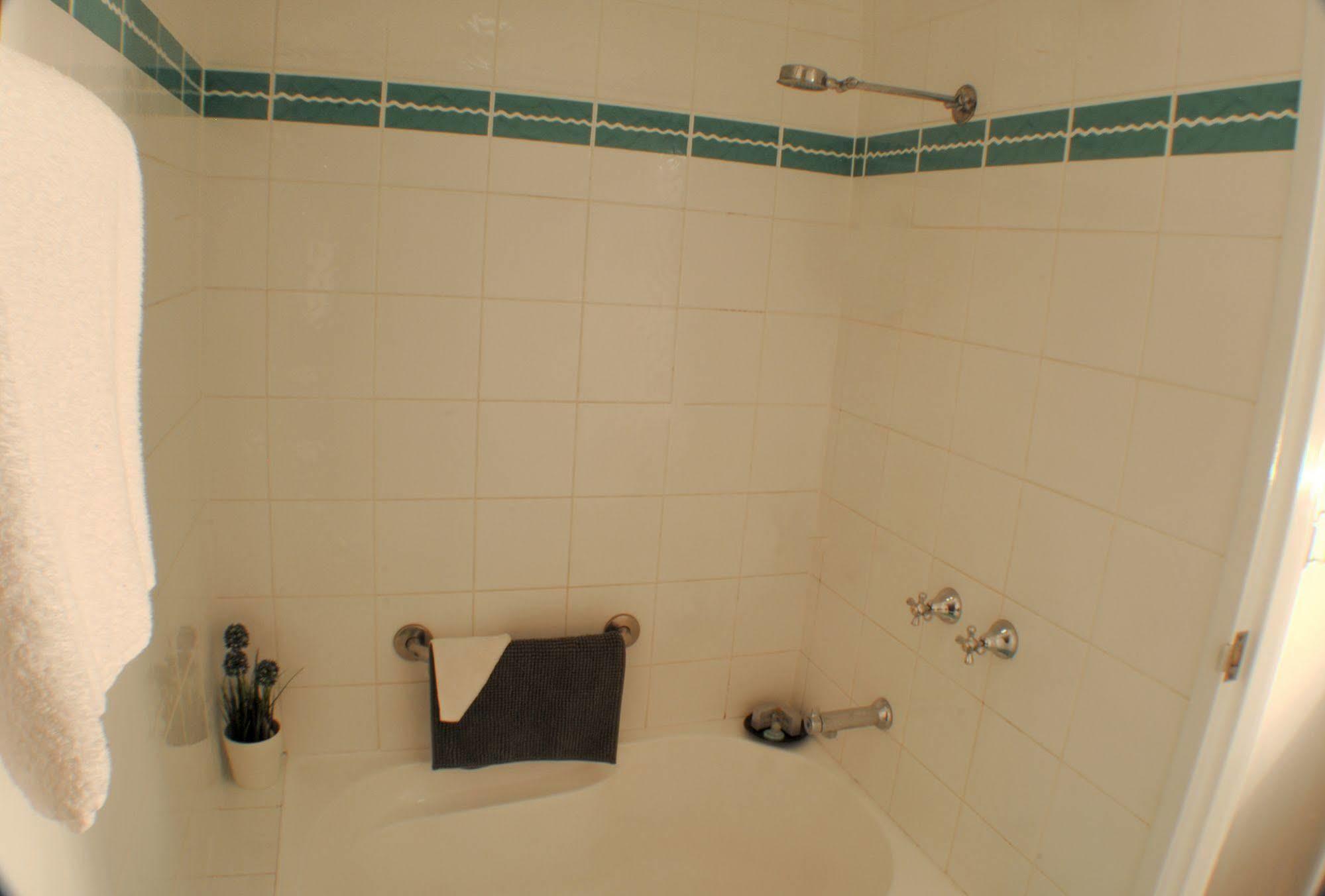 The Beachcomber Hotel & Resort, Ascend Hotel Collection Toukley Luaran gambar A shower with a shower head and a body spray