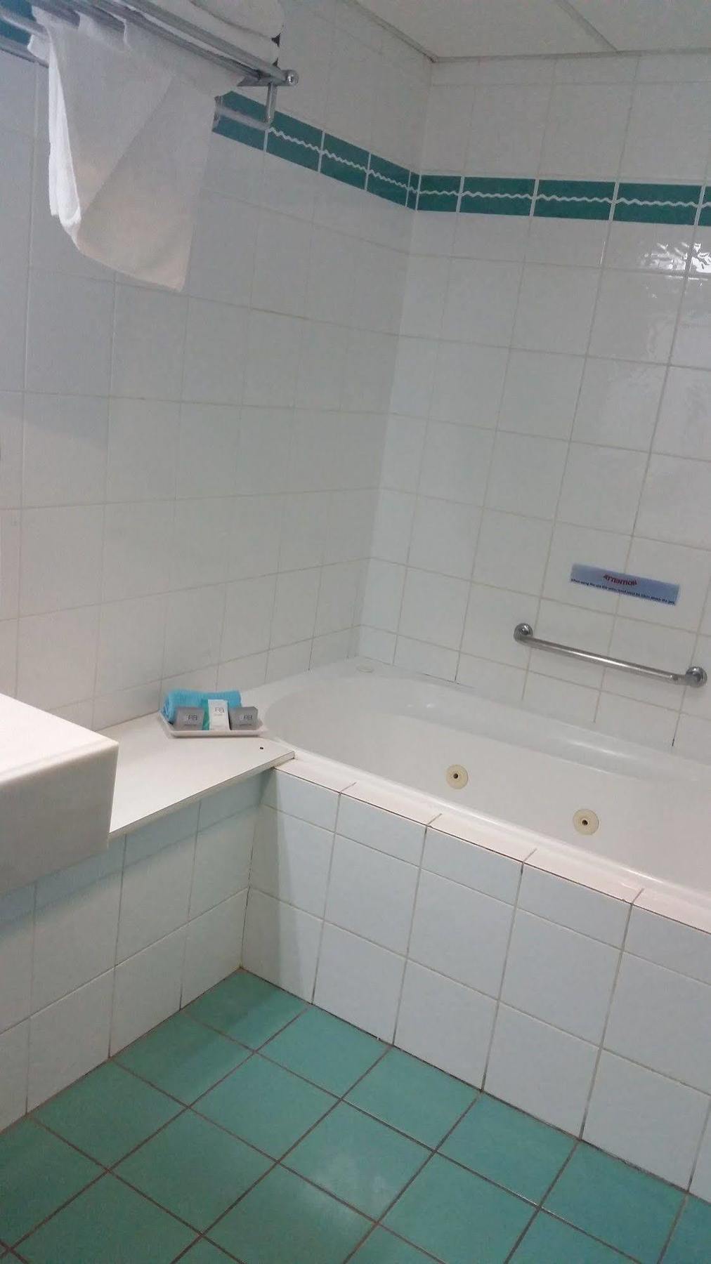 The Beachcomber Hotel & Resort, Ascend Hotel Collection Toukley Luaran gambar A bathtub in a hotel