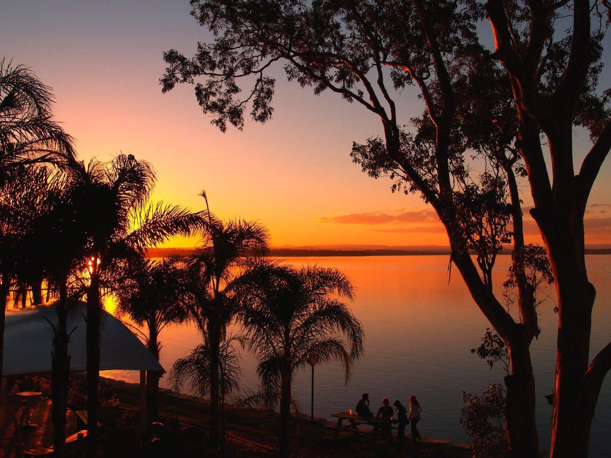 The Beachcomber Hotel & Resort, Ascend Hotel Collection Toukley Luaran gambar Sunset at Lake Murray