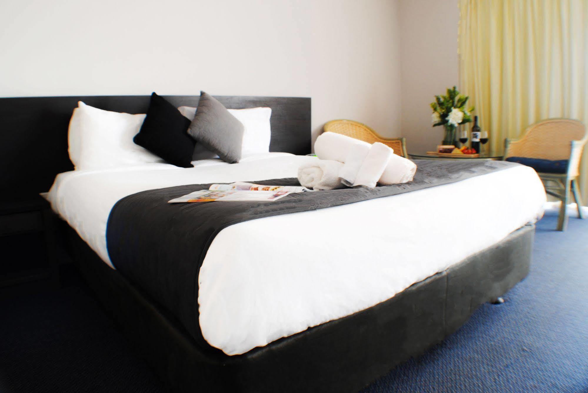The Beachcomber Hotel & Resort, Ascend Hotel Collection Toukley Luaran gambar A bed