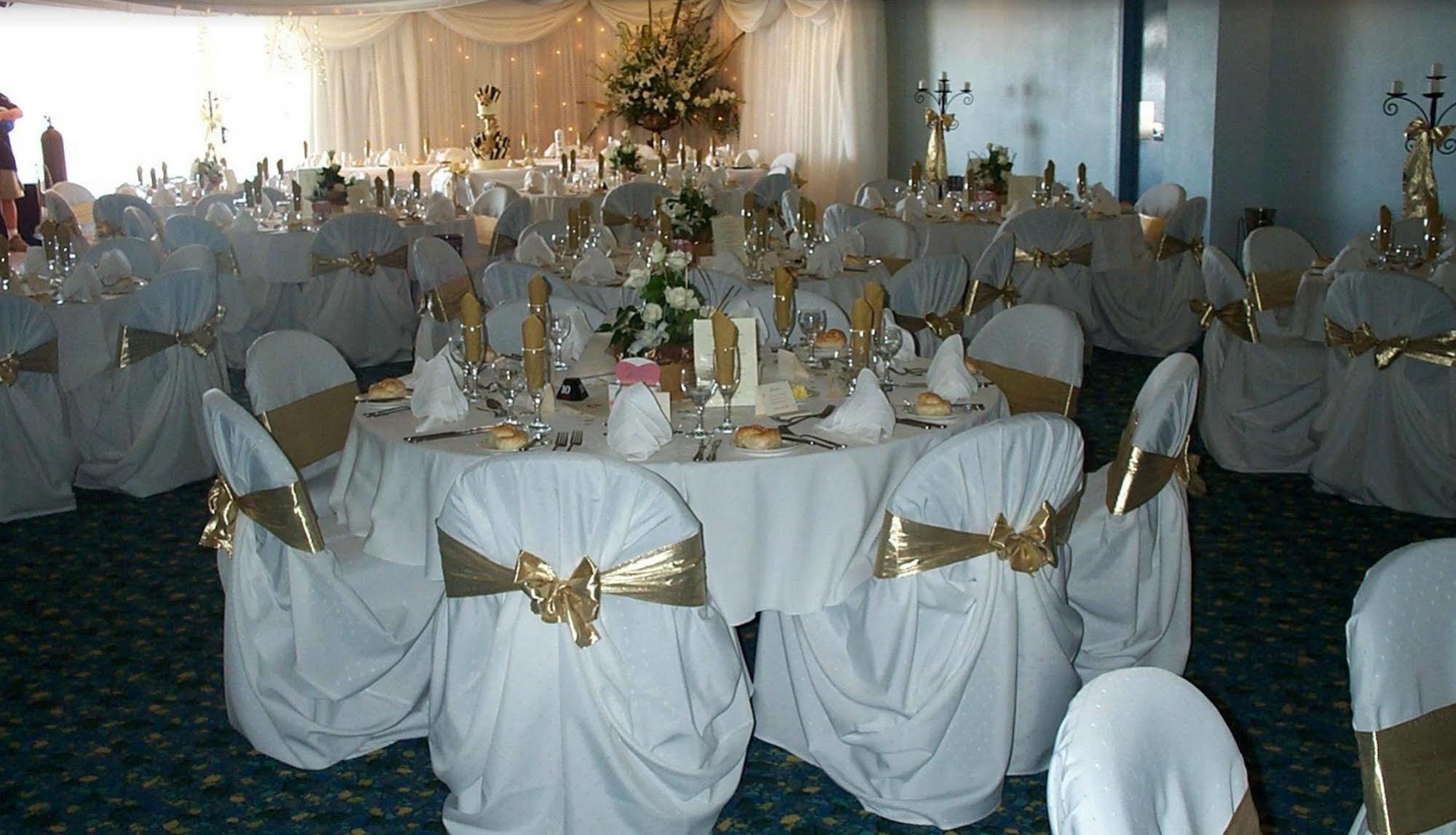 The Beachcomber Hotel & Resort, Ascend Hotel Collection Toukley Luaran gambar A wedding reception